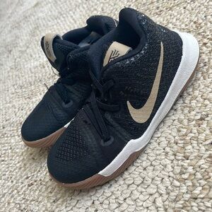 COPY - Nike Kyrie 3 Navy Size 10 Like New